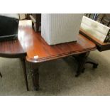 19TH CENTURY MAHOGANY EXTENDING DINING TABLE WITH FLUTED LEGS RAISED ON PORCELAIN CASTERS