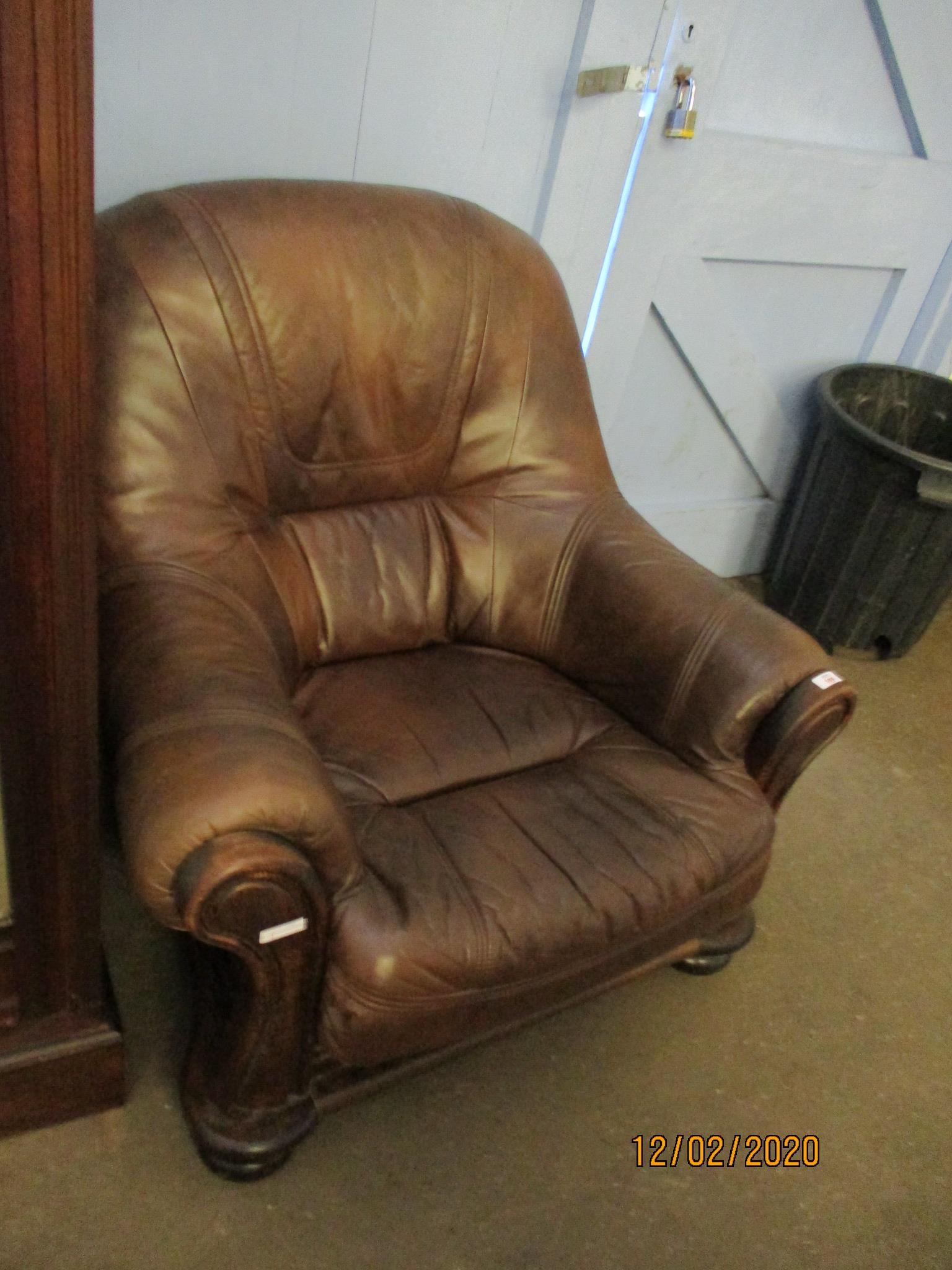 OAK FRONTED LEATHERETTE SINGLE ARMCHAIR