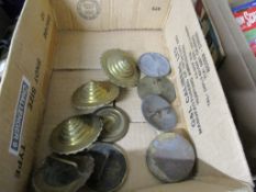 BOX CONTAINING MIXED VICTORIAN BRASS BUTTONS