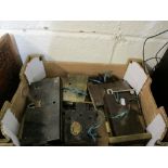 BOX CONTAINING MIXED VINTAGE DOOR LOCKS AND KEYS