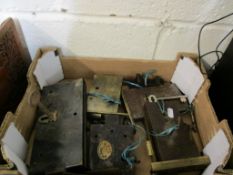 BOX CONTAINING MIXED VINTAGE DOOR LOCKS AND KEYS