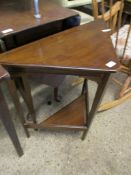 EDWARDIAN MAHOGANY SQUARE FORMED DROP LEAF TABLE ON TAPERING SQUARE LEGS