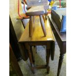 MID-20TH CENTURY OAK FRAMED DROP LEAF GATE LEG TABLE ON TURNED SUPPORTS