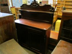 VICTORIAN MAHOGANY CHIFFONIER WITH CARVED TOP WITH OPEN SHELF, THE BASE WITH SHAPED DRAWER OVER