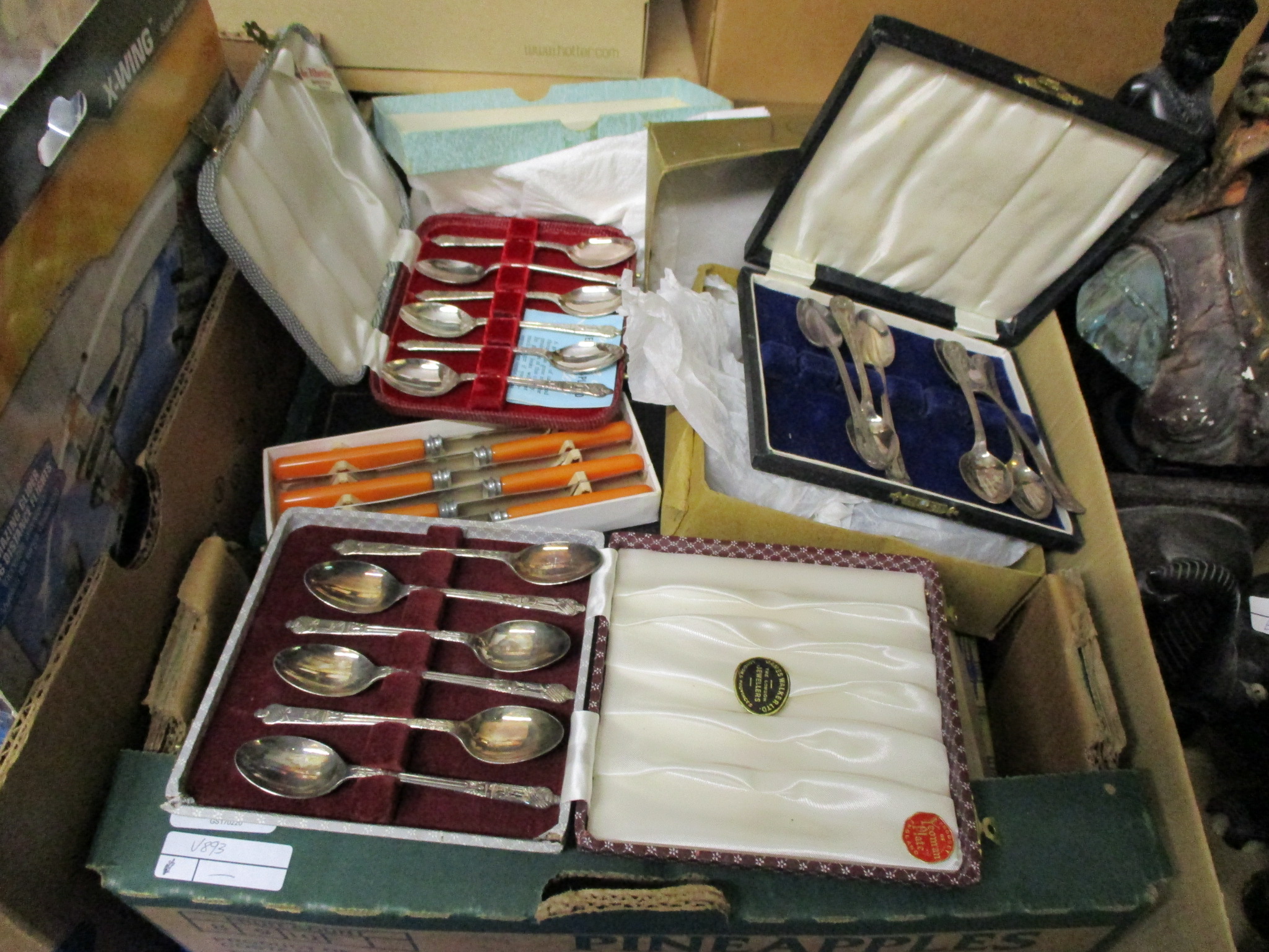 BOX CONTAINING SILVER PLATED BOXED FLATWARES TO INCLUDE TEA SPOONS ETC