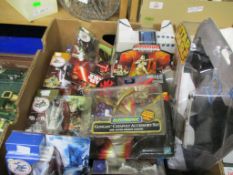 BOX CONTAINING MIXED BOXED MODERN STAR WARS FIGURES ETC