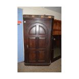 LATE 18TH CENTURY OAK FLOOR STANDING CORNER CUPBOARD WITH ARCHED DOOR