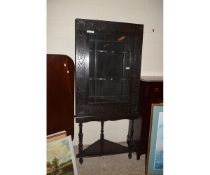 19TH CENTURY OAK FRETWORK CARVED FLOOR STANDING CORNER CUPBOARD WITH SINGLE GLAZED DOOR ON A