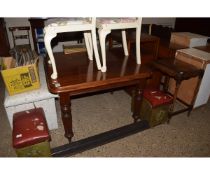 19TH CENTURY MAHOGANY EXTENDING DINING TABLE WITH FLUTED LEGS RAISED ON PORCELAIN CASTERS