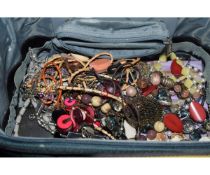 BEAUTY BAG CONTAINING VARIOUS COSTUME JEWELLERY