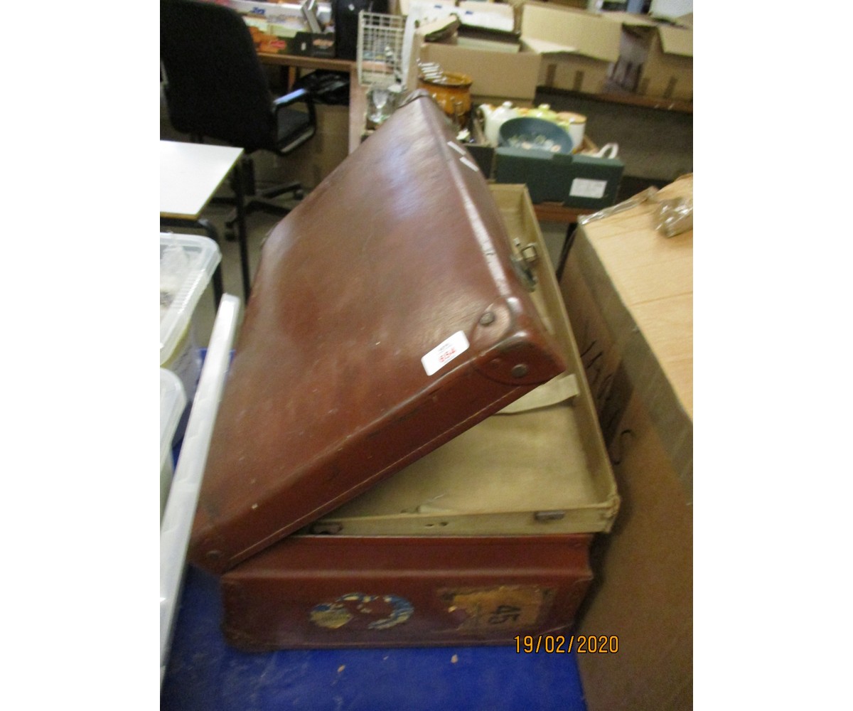 VINTAGE FITTED SUITCASE CONTAINING VARIOUS BLANKETS AND LINEN