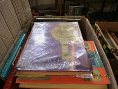 BOX CONTAINING MIXED ANTIQUE COLLECTING BOOKS, GLASS BOOKS ETC