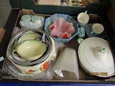 BOX CONTAINING ART DECO AND DINNER WARE