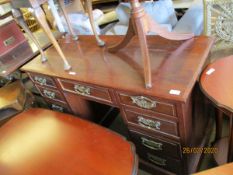 EDWARDIAN MAHOGANY TWIN PEDESTAL DESK WITH NINE DRAWERS WITH HEAVY CAST BRASS HANDLES