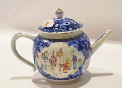 18th century Chinese export tea pot and cover, Qianlong period, decorated with two panels of figures