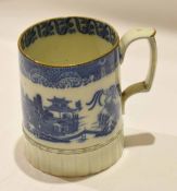 Late 18th century English pearlware tankard with a blue and white chinoiserie printed design, 14cm
