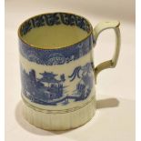 Late 18th century English pearlware tankard with a blue and white chinoiserie printed design, 14cm