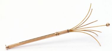 Mid-20th century 9ct gold swizzle stick champagne cocktail stirrer, the engine turned barrel with