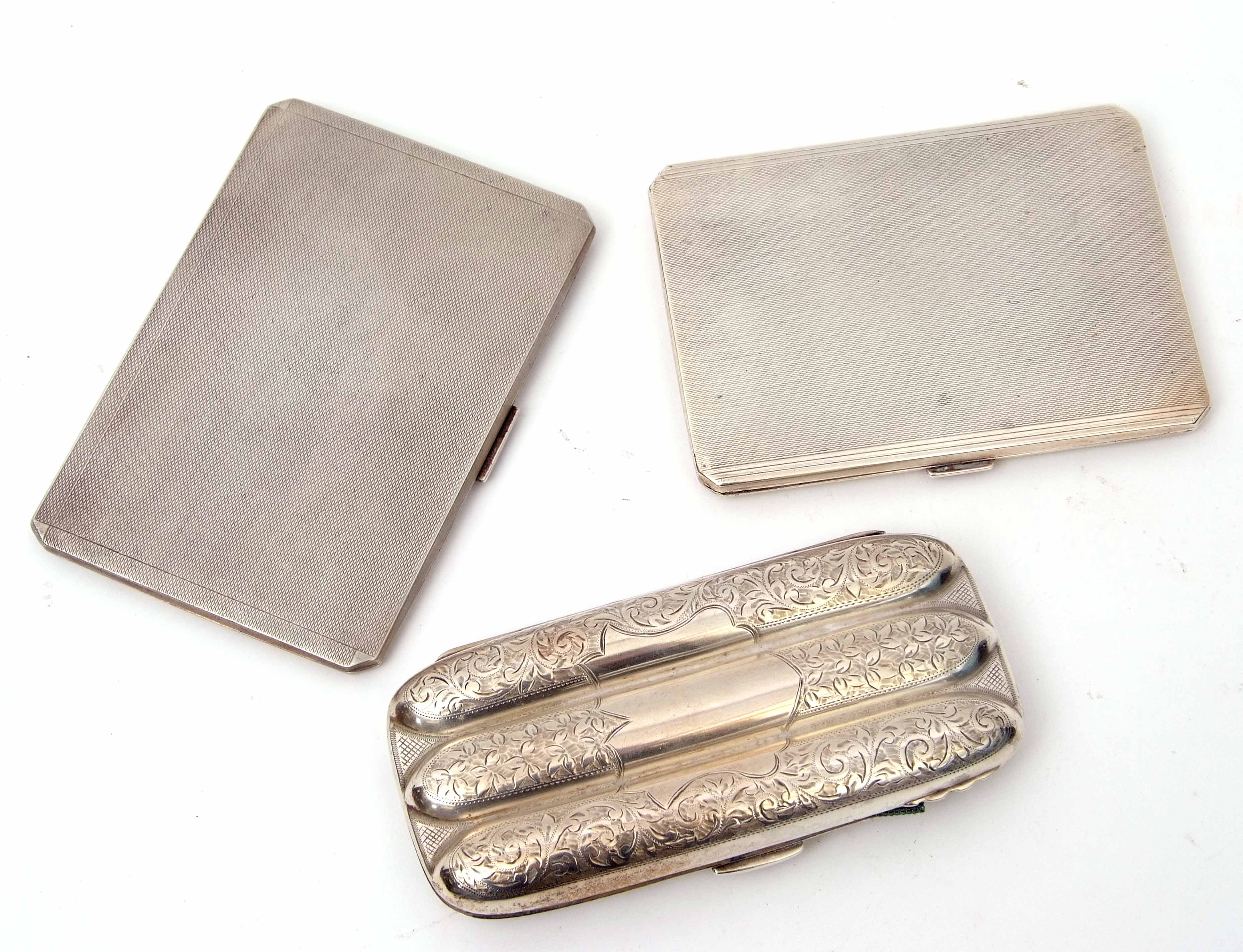 Group: Edwardian 3-finger cigar case of fluted rectangular form with foliate engraved decoration and