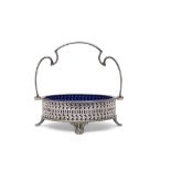 Swing handle bon-bon/sugar dish, London 1910, Goldsmiths & Silversmiths Co, weight 124g (exc liner)