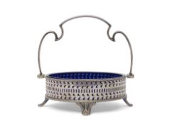 Swing handle bon-bon/sugar dish, London 1910, Goldsmiths & Silversmiths Co, weight 124g (exc liner)