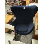 MODERN SHAPED BLACK UPHOLSTERED SWIVEL CHAIR WITH HIGH BACK ON A CHROMIUM BASE