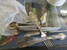 MIXED LOT OF PART SILVER WARES TO INCLUDE TWO BUTTON HOOKS, SPOON, SHOE HORN ETC