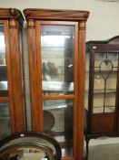 GOOD QUALITY OAK NARROW DISPLAY CABINET WITH MIRRORED BACK AND THREE GLAZED SIDES WITH FLUTED COLUMN