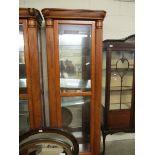 GOOD QUALITY OAK NARROW DISPLAY CABINET WITH MIRRORED BACK AND THREE GLAZED SIDES WITH FLUTED COLUMN