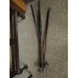 BUNDLE OF HICKORY SHAFTED GOLF CLUBS TO INCLUDE PUTTERS ETC
