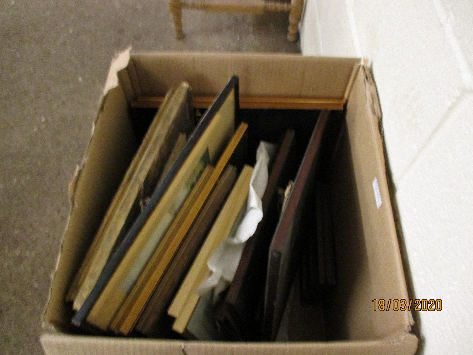 BOX CONTAINING MIXED PICTURES, PRINTS, PICTURE FRAMES ETC