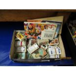 SMALL BOX OF MIXED CIGARETTE CARDS ETC