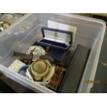 PLASTIC TUB CONTAINING MIXED COSTUME JEWELLERY, GENT’S WRIST WATCHES ETC