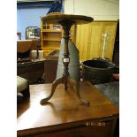 REPRODUCTION WALNUT PIE-CRUST SIDE TABLE ON A TRIPOD BASE