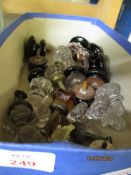 BOX CONTAINING GLASS AND PORCELAIN FURNITURE KNOBS