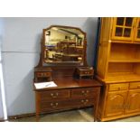 EDWARDIAN MAHOGANY MIRROR BACK DRESSING TABLE WITH TWO DRAWERS, THE BASE FITTED WITH TWO DRAWERS