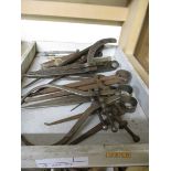 SMALL TRAY CONTAINING VINTAGE CALIPERS ETC