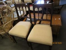 PAIR OF EDWARDIAN MAHOGANY FRAMED SPINDLE BACK DINING CHAIRS WITH TURNED FRONT LEGS WITH CREAM