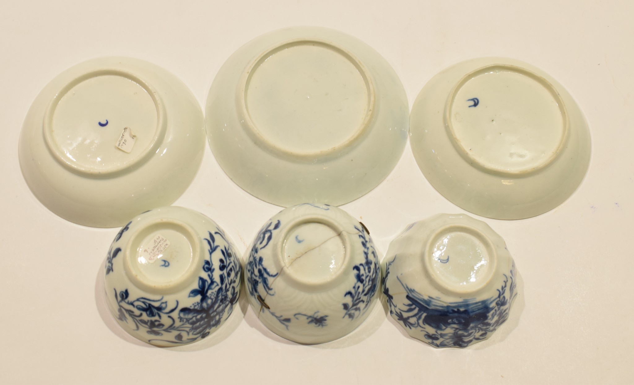 Collection of 18th century Worcester porcelain tea bowls and saucers including one with the Hollow - Image 4 of 4