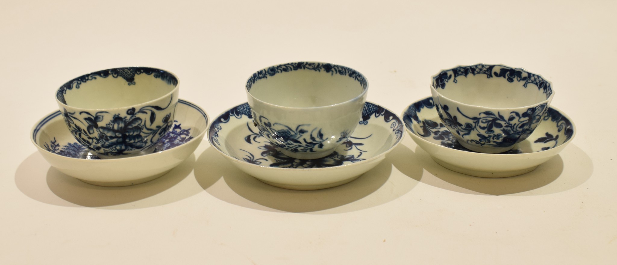 Collection of 18th century Worcester porcelain tea bowls and saucers including one with the Hollow - Image 2 of 4