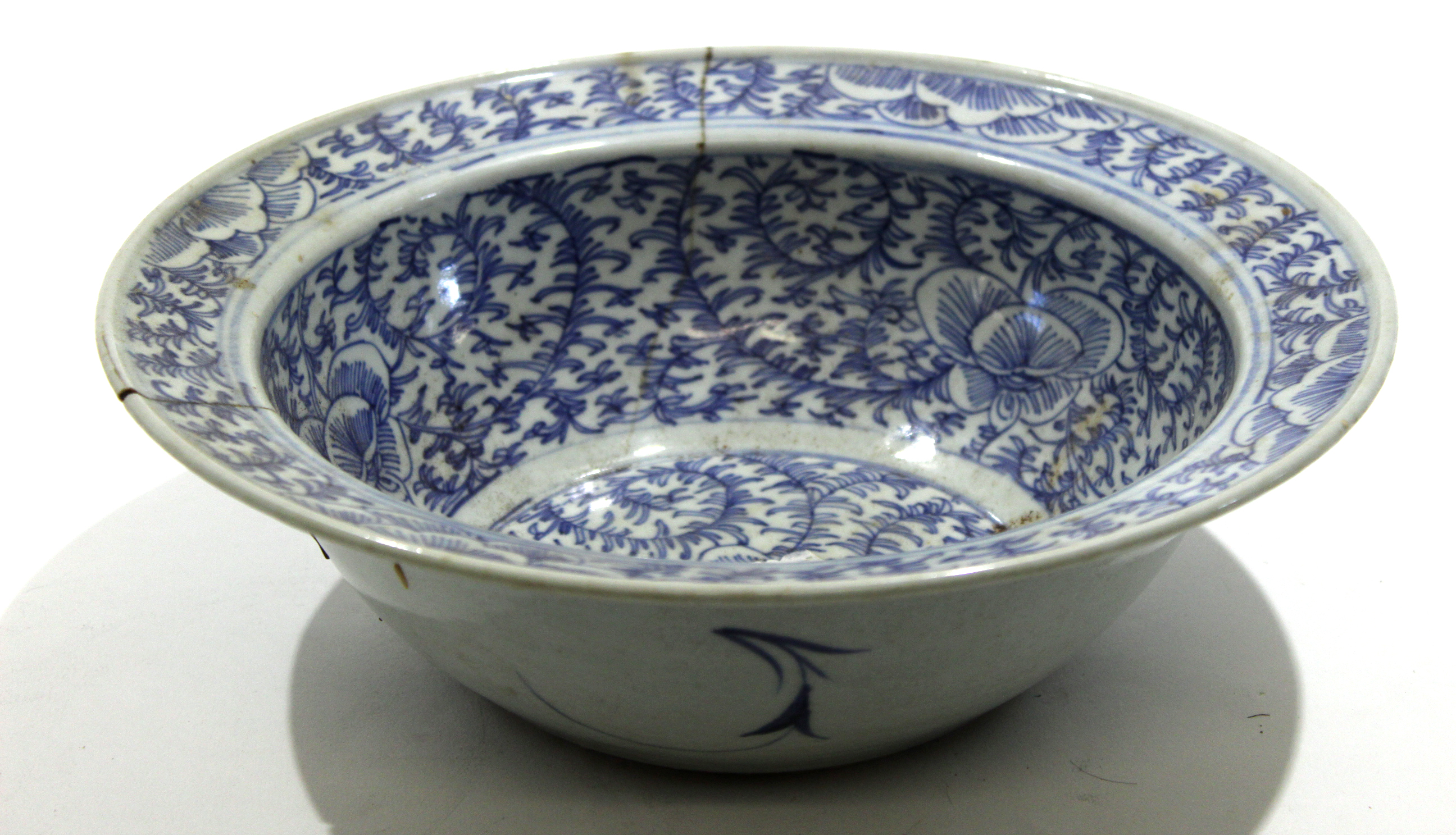 Ming style bowl, decorated in typical fashion with sale label for Philips Lot No 284 Sale No 1694,
