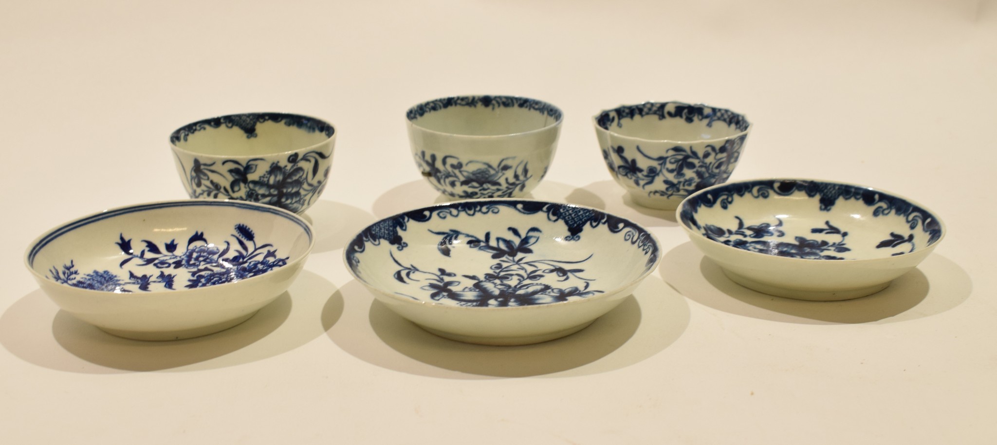 Collection of 18th century Worcester porcelain tea bowls and saucers including one with the Hollow