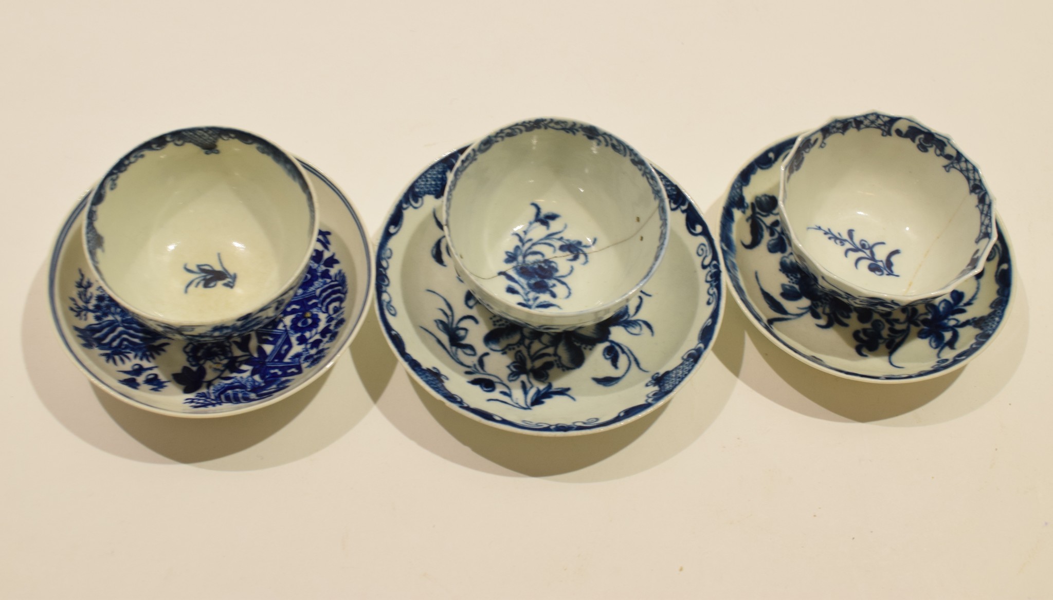Collection of 18th century Worcester porcelain tea bowls and saucers including one with the Hollow - Image 3 of 4