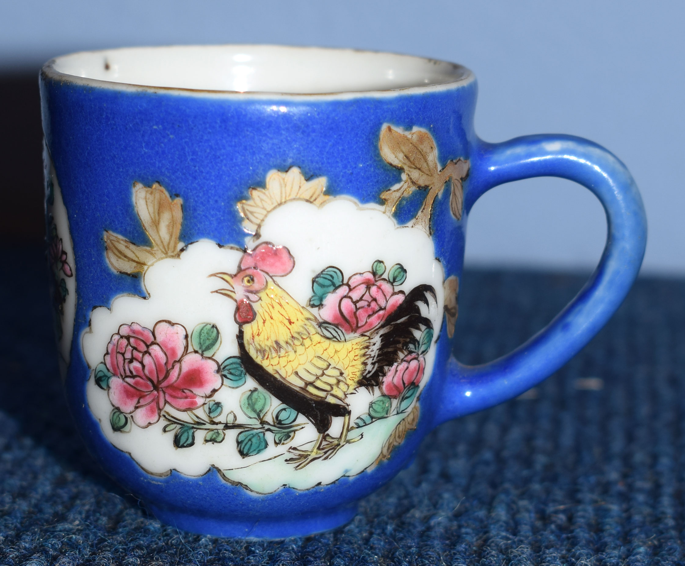 18th century Chinese porcelain cup, the gros bleu ground with vignettes of a chicken and a dog