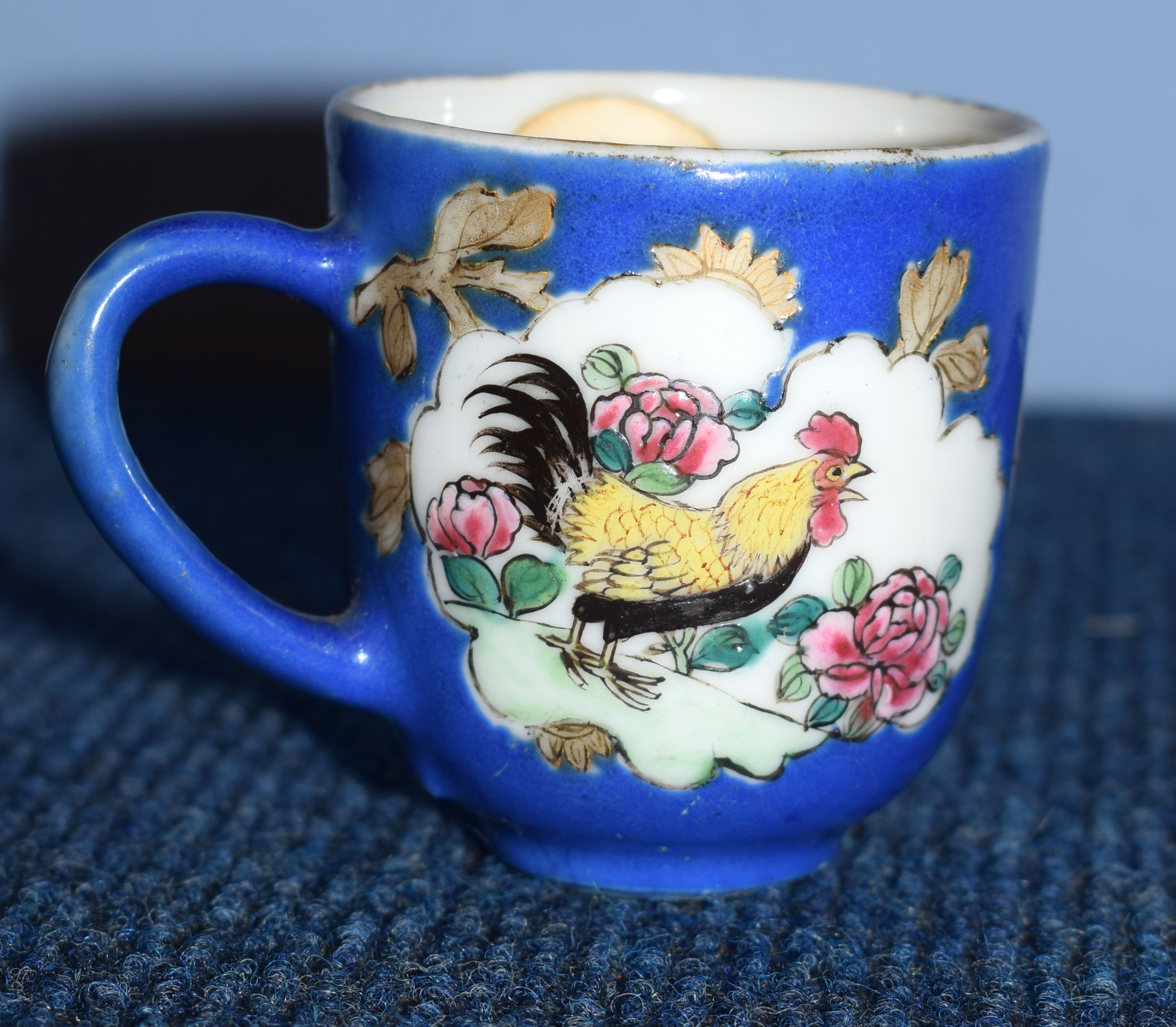 18th century Chinese porcelain cup, the gros bleu ground with vignettes of a chicken and a dog - Image 2 of 2