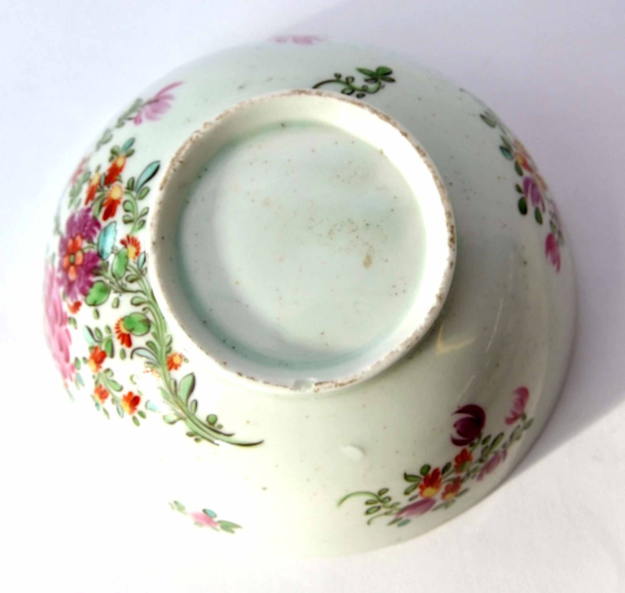 Lowestoft slop bowl circa 1780, with a Thomas Rose design in polychrome enamels, 16cm diam - Image 4 of 4