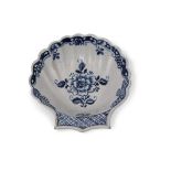 18th century Lowestoft porcelain shell dish, the moulded body decorated in underglaze blue with a