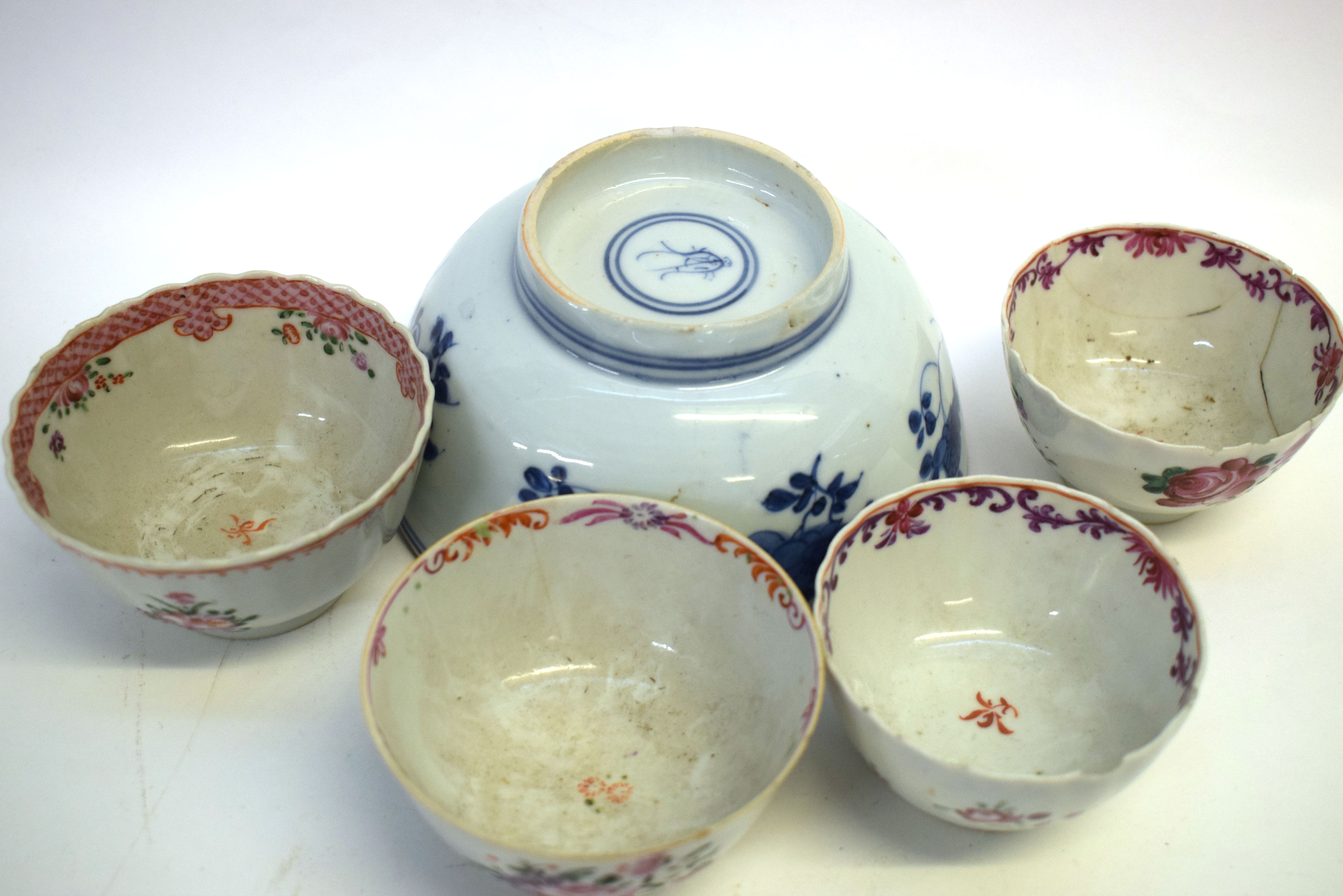 Group of 18th century Chinese porcelain bowls including a blue and white example with Kangxi - Image 2 of 2