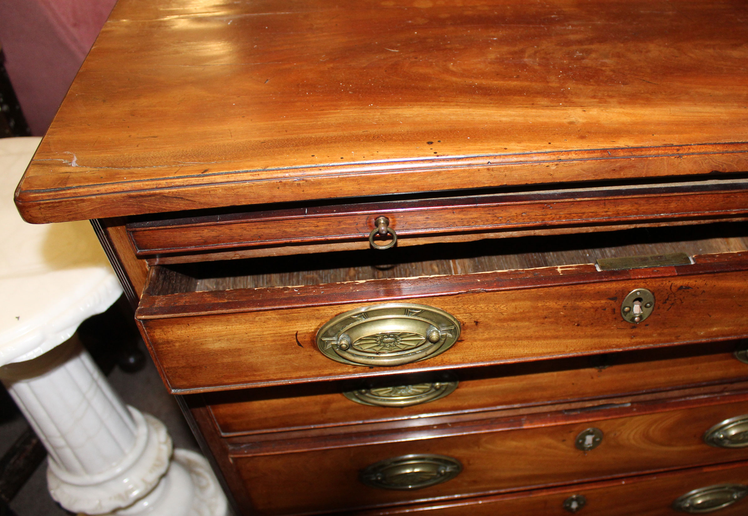 George III period mahogany bachelor's chest, brushing slide over four full width graduated drawers - Image 2 of 5