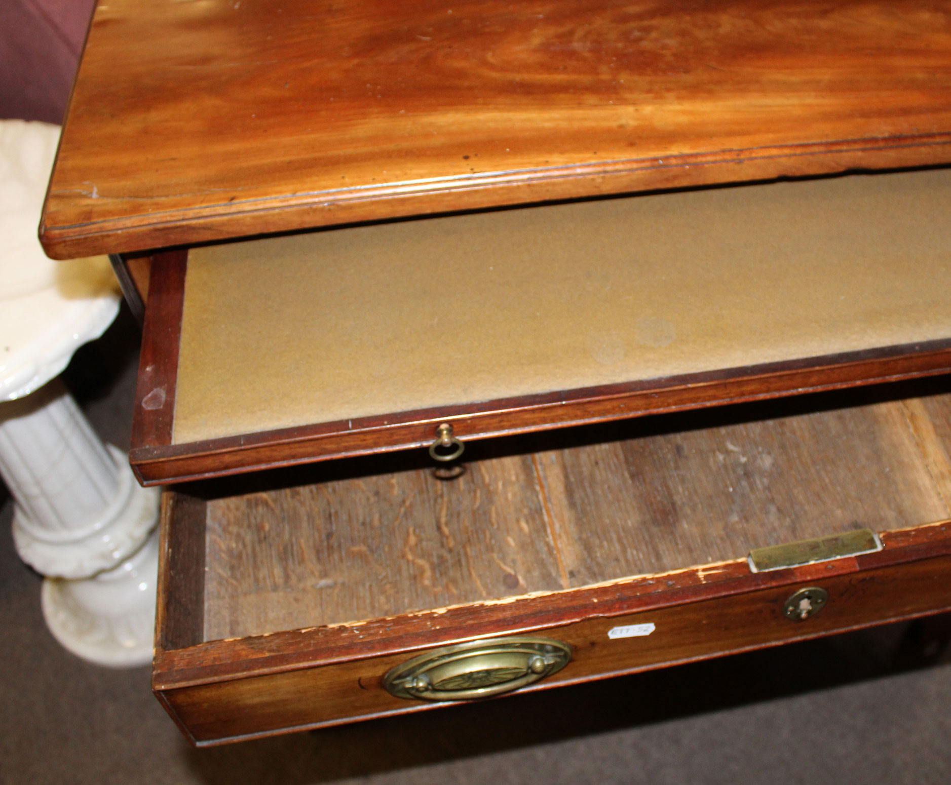 George III period mahogany bachelor's chest, brushing slide over four full width graduated drawers - Image 3 of 5